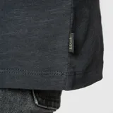 Remera de algodón orgánico color gris oscuro, de corte recto y manga corta.