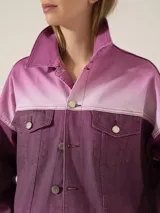 Campera trucker clásica de gabardina de algodón con elastano, con silueta oversize, hombro caído y largo hasta la cadera. Tiene estampa digital artesanal con degradé de colores.