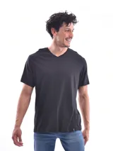 Remera negra de corte clásico con cuello en V y mangas cortas.