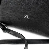 Cartera negra de cuero sintético graneado, con doble asa de mano y correa bandolera regulable. Tiene cierre superior, bolsillo interno con cierre y bolsillo interno abierto.