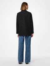 Blazer negro de corte oversize con solapas de muesca, cierre con dos botones y bolsillos delanteros con solapa. Decorado con pequeños cristales plateados.