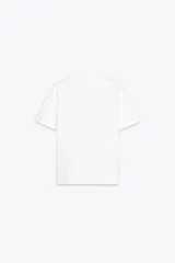 Camiseta blanca de cuello redondo y manga corta con estampado de texto en azul.