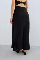 Falda larga color marrón chocolate, con frunce lateral y corte al bies.