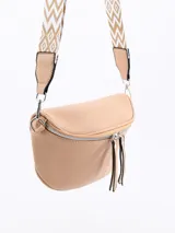 Riñonera color beige con correa ajustable y cierre de cremallera.