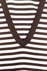 Camiseta negra de corte ajustado (slim fit) con escote pico pronunciado y manga sisa.