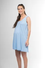 Camisón celeste de algodón con textura acanalada, corte a la rodilla, escote en U con detalle de moño y botones en los hombros para facilitar la lactancia.