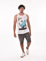 Musculosa blanca con estampado de una tabla de surf en la playa.