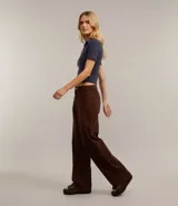 Blusa corta de rib color azul marino, con cuello polo, escote en V y manga corta.