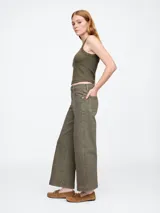 Pantalón jean color verde militar, corte wide leg y largo cropped.