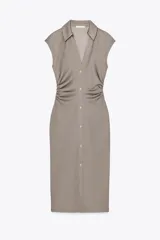 Vestido midi color gris topo, de cuello camisero y escote pico con manga corta. Tiene detalle de drapeado lateral y cierre frontal con botones metálicos.
