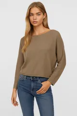 Sweater rosado de algodón, de punto liso, corte holgado y cuello bote.