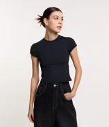 Blusa negra de poliamida con cuello redondo y mangas cortas.