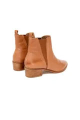 Bota corta color caramelo con textura símil piel de reptil, elásticos laterales y taco cuadrado.