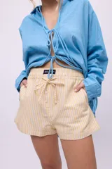 Short a rayas verticales color verde agua y blanco, con cintura elastizada y cordón ajustable.