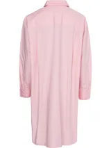 Vestido camisero Tommy Hilfiger color rosa, de corte oversize y largo hasta la rodilla. Confeccionado en algodón orgánico, con cuello inglés, cierre de botones, puños con botón y logo bordado en el puño.