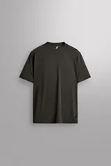 Camiseta deportiva negra de cuello redondo y manga corta, confeccionada en tejido con estructura, ligero y elástico.