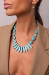 Collar corto de piedras turquesas reconstituídas con separadores de hematita y cierre de acero.