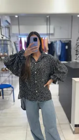 Camisa de manga larga con estampado abstracto en blanco y negro.