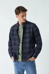 Camisa de pana a cuadros azul marino y rojo, de manga larga, con fit regular, cartera con botones y bolsillos con botones.