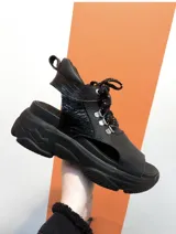 Sneakers tipo sandalia en color negro, con diseño moderno, fabricados en cuero vacuno y suela antideslizante.