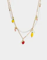 Collar corto multicadena dorado con perlas y dijes de frutas con cuentas de colores.