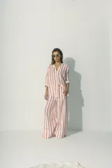 Pantalón blanco de lino, de corte palazzo y cintura con cordón ajustable.