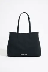 Bolso shopper horizontal Bimba y Lola, modelo Chihuahua, color negro, con doble asa de tejido, piezas de piel y logo metálico. Tiene cierre de mosquetón y bolsillo interior con cremallera.