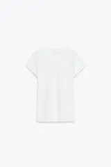 Camiseta blanca de algodón con cuello redondo, manga corta y corte slim fit.
