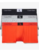 Pack de tres bóxers Calvin Klein de corte low rise trunk, con cinturilla elástica con logo de la marca. Incluye un bóxer negro, uno gris y uno naranja.