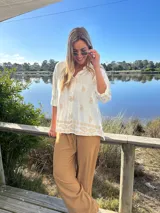 Camisa o sobrecamisa color crudo con bordado de cachemir en color beige.