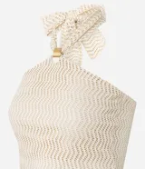 Top blanco de tejido texturado con patrón de zigzag, estilo halter con cuello anudado en la espalda y detalle de argolla metálica dorada en el centro del escote.