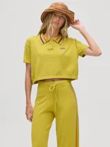 Chomba corta color rojo, con cuello camisero con rayas celestes y negras, logo bordado en el pecho y mangas cortas.