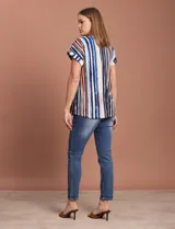 Blusa de seda fría a rayas verticales en tonos azul, marrón, blanco y celeste. Tiene escote en V y cierre frontal parcial con botones.