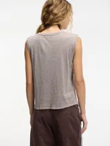Musculosa color gris topo, de corte recto y cuello redondo.