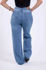 Pantalón de jean celeste de corte wide leg con roturas en las rodillas.