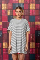 Remerón blanco con rayas horizontales negras, de corte recto y mangas cortas.
