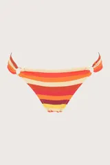 Calzón de bikini a rayas horizontales en tonos naranja, amarillo y beige, con cobertura pequeña, corte a la cadera y costados sin costuras. Argollas doradas en los laterales.
