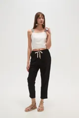 Pantalón de algodón color beige, de corte recto y largo a media pierna.