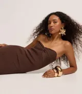 Vestido midi de punto color verde, sin breteles y con detalle torcido en el busto.