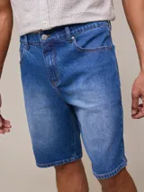 Bermuda de jean elastizado celeste, corte a la rodilla y tiro medio.