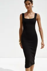 Vestido midi de punto a rayas horizontales blancas y negras, con escote cuadrado y tirantes anchos.