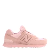 Championes New Balance modelo 574, color rosa, con detalles en gris y blanco, confeccionados en gamuza y malla, con logo "N" característico en los laterales y entresuela ENCAP.