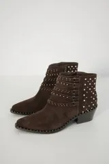 Botas cortas marrones de gamuza con punta fina, taco bajo y apliques de tachas plateadas.
