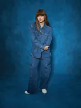 Sobrecamisa de denim azul con dos bolsillos frontales y botón.