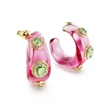 Par de aros tipo argolla de acrílico rosa con cristales verdes y rosados engarzados en monturas doradas.