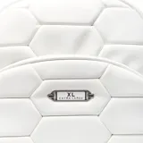 Mochila blanca de cuero sintético con diseño acolchado en forma de hexágonos. Tiene correas regulables, manija de mano, herrajes plateados, forro interior textil y bolsillo interno con cierre.