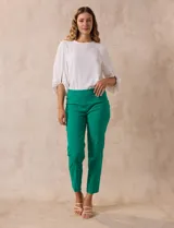 Pantalón verde esmeralda de gabardina elastizada, marca Zac & Rachel. Corte recto, pretina ancha pespunteada, bolsillos simulados y largo al tobillo.