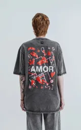 Remera negra con efecto gastado, cuello redondo y estampado frontal con la palabra 'Amor' en blanco.