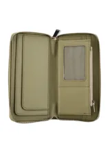 Monedero color beige de charol con cierre metálico y logo de la marca Terrano en el frente.