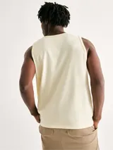 Musculosa celeste con estampa geométrica en el pecho.